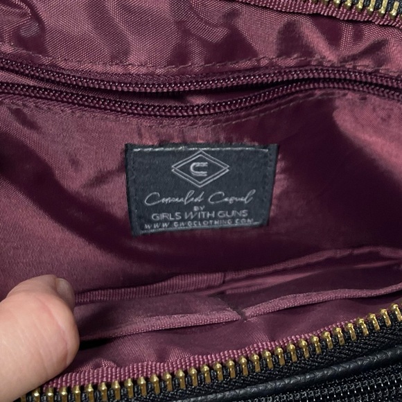 Chic Black Conceal Carry / Wear & Carry Leather Crossbody Bag - Picture 5 of 8